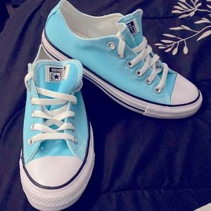 Converse sneakers. Unisex, men’s sz 6, woman’s sz 8. Never worn